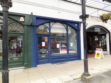 Former barbers to let in Buxton